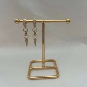 STIL STHLM  - Super snygg örhängen! Finns i guld men kan göra liknande i silver.  Köp för 109kr/st Eller 199kr/paret. Modell 129 Smyckes ställningen finns även att köpa för 299kr!