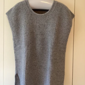 Varm julklapp - Jättefin slipover i ull och mohair stickad av mig i storlek L. Har använt den några gånger   Har använt någon av dem ett par gånger, andra inte alls.