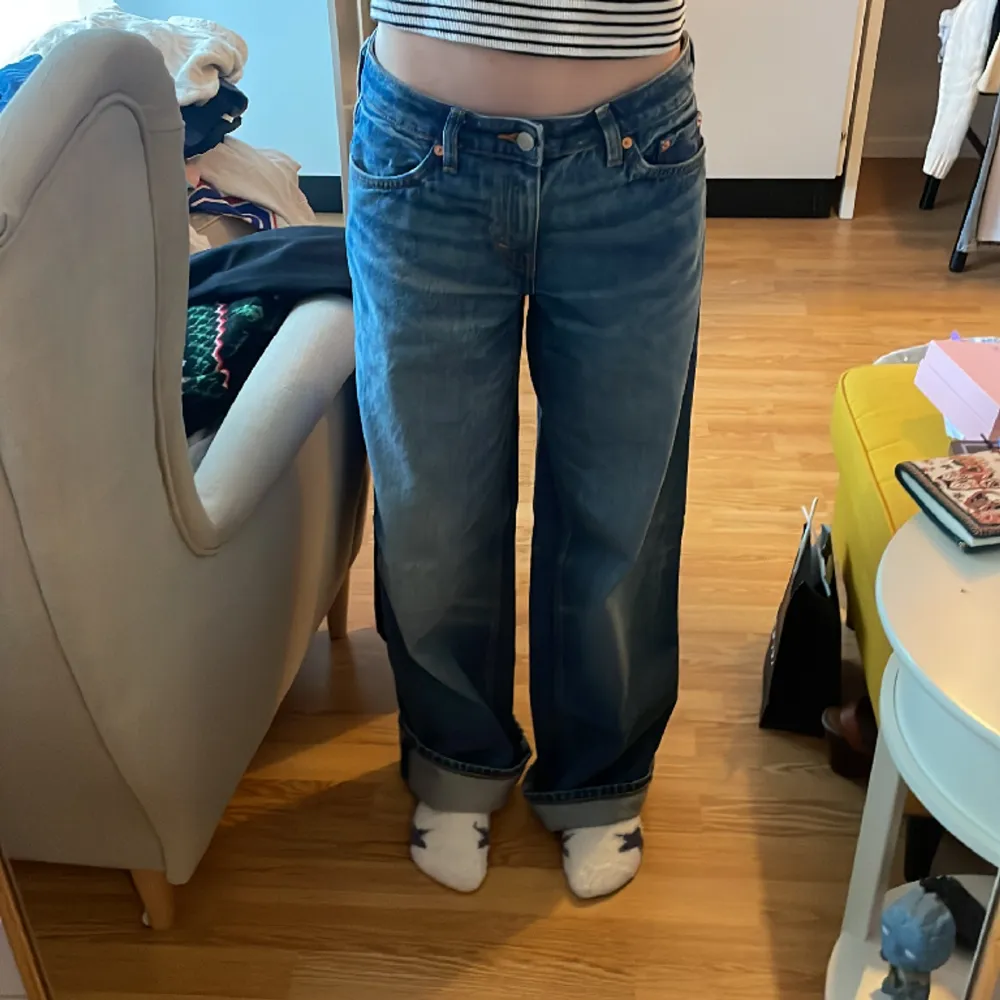 Skit snygga jeans från weekday, jätte bra skick-aldrig använda då de är för långa på mig (162cm), pris kan förhandlas💕. Jeans & Byxor.