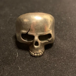 Silverring döskalle  - Ring i 925 sterling silver. 2cm diameter och 6cm inte omkrets.   Skicka dm vid frågor :)