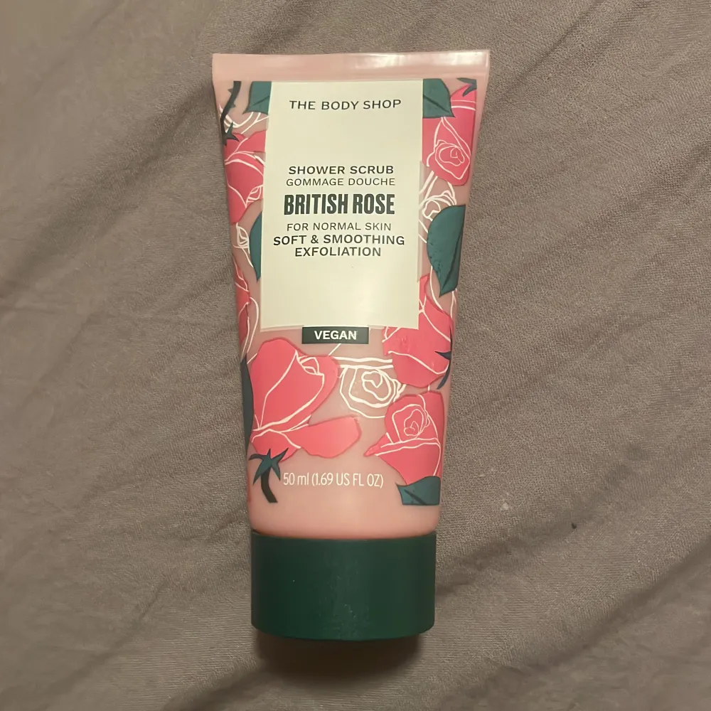 Oöppnad shower scrub i doften brittish rose. Köpte på rea för ett tag sedan. Då jag var stressad så jag hann aldrig dofta på den i butiken. Pris kan alltid diskuteras. Övrigt.