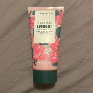 Oöppnad shower scrub i doften brittish rose. Köpte på rea för ett tag sedan. Då jag var stressad så jag hann aldrig dofta på den i butiken. Pris kan alltid diskuteras