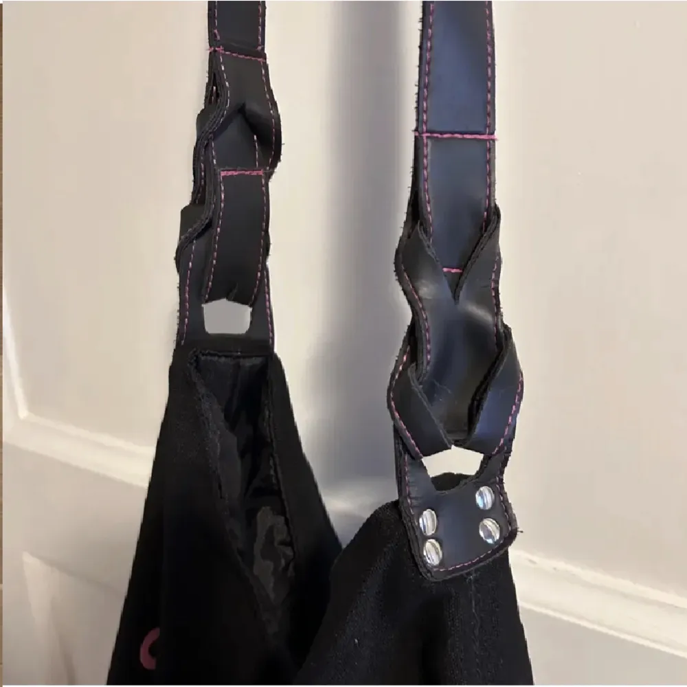 Super fin rosa och svart snobben tygväska med läder band och en magnet så att man kan stänga den för att minska risken för stöld💗. Väskor.