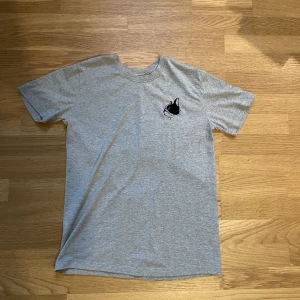 Grå t shirt - Något oversized om man har s