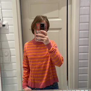 Randig tjocktröja/kofta - Fantastisk randig tjocktröja med superfina färger. Använd fåtal gånger och passar perfekt ovanpå en tröja med krage. Säljer då den inte kommer till användning längre