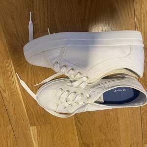 Vita gant skor som kommit till användning en gång  Storlek 40 men känns lite små i storleken 