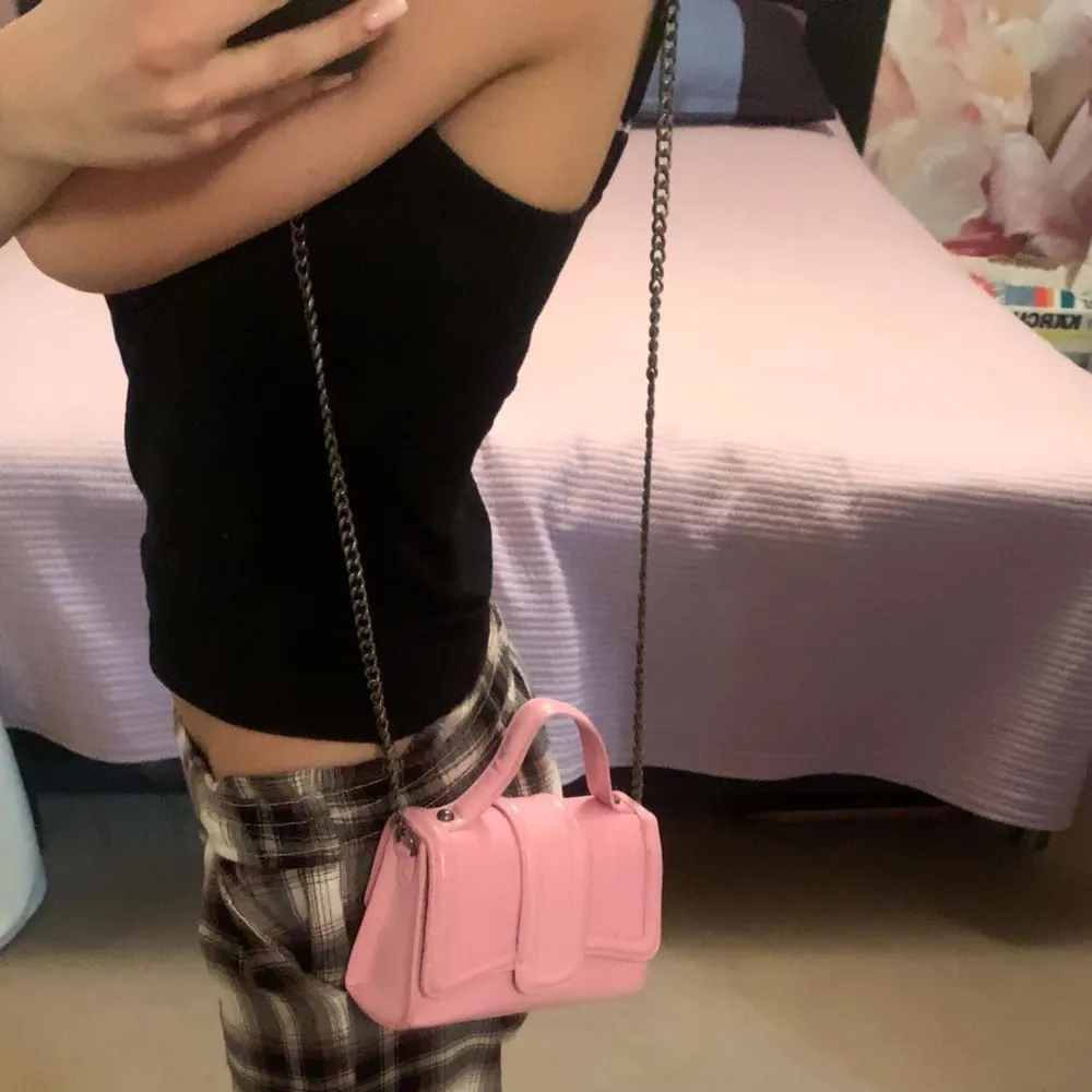 En väldigt söt rosa väska ifrån Zara. Använd Max 5 gånger. Inga defekter och helt perfekt skick🩷. Väskor.