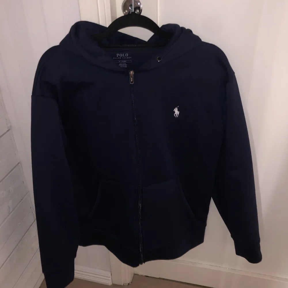 Mörkblå Ralph lauren Zip Tröja Storlek M Skick 10/10 den är bara testad. Priset kan diskuteras!. Hoodies.