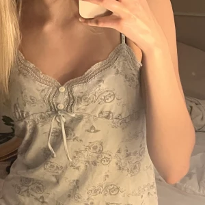 Gullig topp - Gulligt nattlinne i storlek xs men skulle säga att den är mer en S i storleken. En liten missfärgning i ryggen. Toppen är avklippt💗
