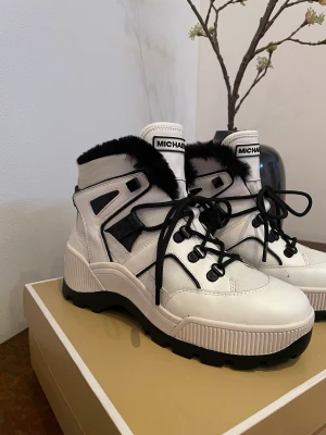 Michael Kors Brooke Boots - Fantastiska vinterskor från Michael Kors, endast använda en gång då de va lite små i storleken och jag beställde ny storlek. Jättesköna och mysig fodring på insidan! Inköpta för 2800 kr
