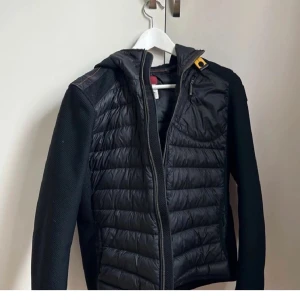 Parajumper cardigan  - Säljer en parajumper cardigan bra skick. förutom att lite stygn har lossnat från dragkedjan som man ser på sista bilden. men inget man tänker på. 
