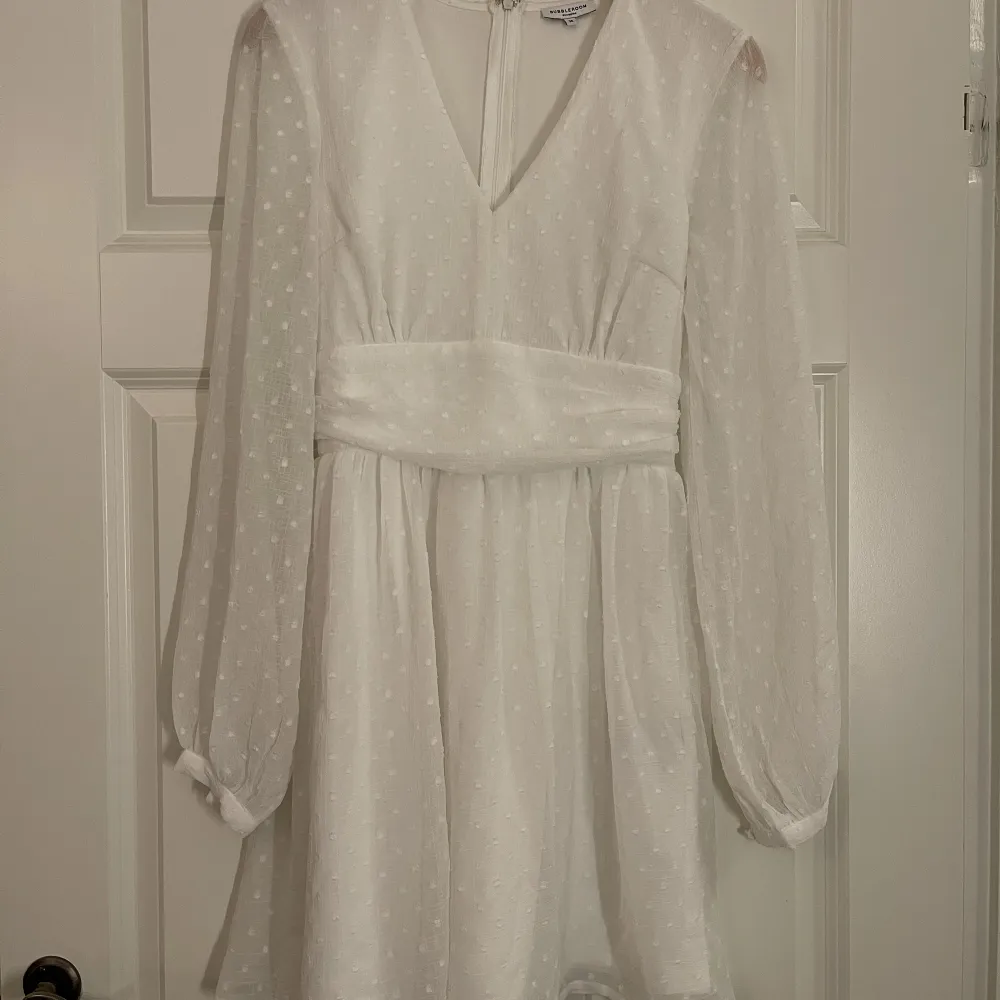 Säljer min studentklänning från i somras, använd 1 gång (nyskick). Köpt från Bubbleroom (Dahlia Dotted Dress) för 600kr.  Bättre bilder kan fås!! 🤍 Pris - 450 + frakt. Klänningar.
