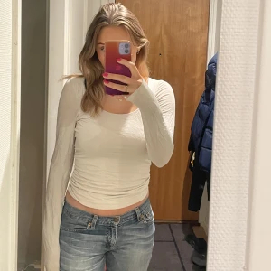 BikBok tröja - Tajt långärmad creamvit tröja från BikBok som är så snygg och jättebra basic att ha hemma! Superskönt material också!!