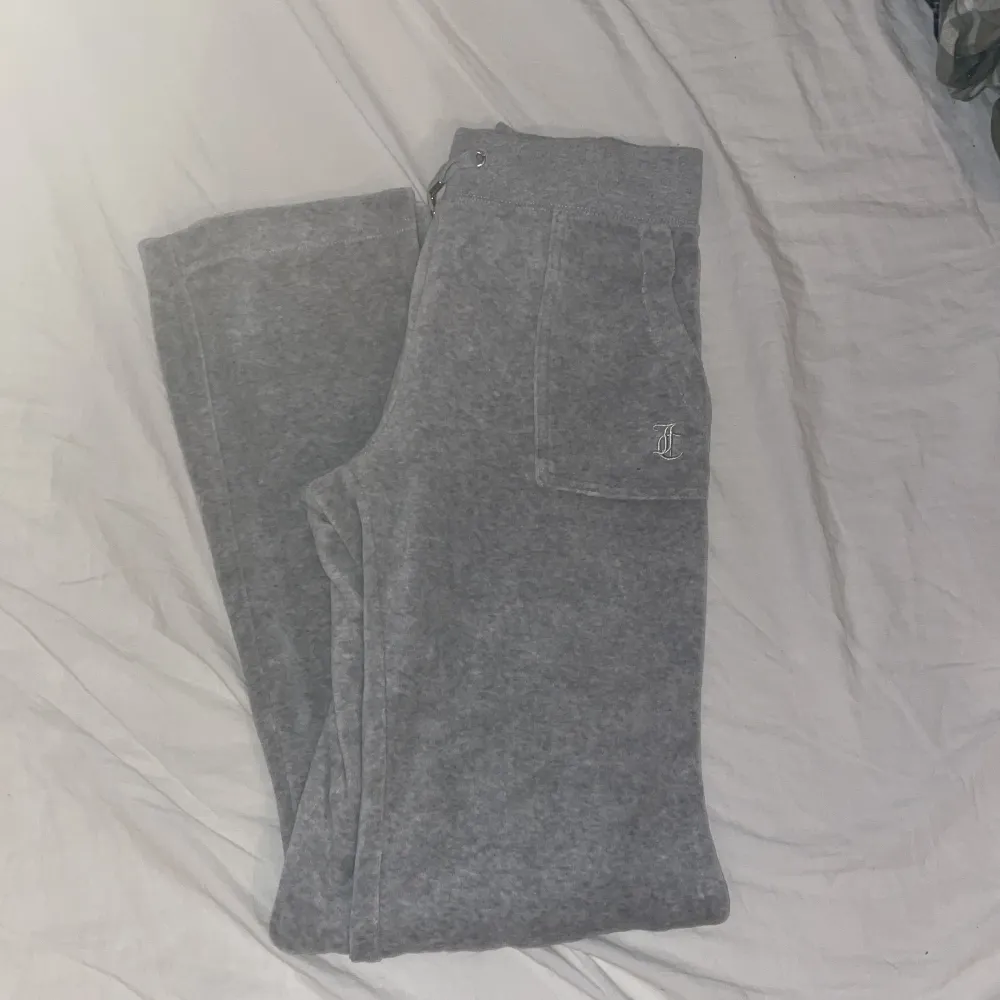 Säljer mina gråa juicy byxor som jag knappast använder❤️ istället för låta dom ligga i min garderob lägger jag ut dom här så någon annan kan få nytta av dom❤️ Dom är i jättebra skick och ser inga problem med dom❤️Priset kan diskuteras❤️. Jeans & Byxor.