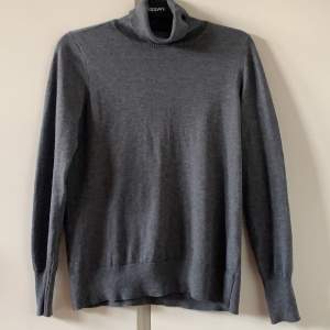 Långärmad turtleneck-tröja från Ellos. Perfekt till hösten och vintern 🍁❄️