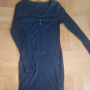 Långärmad klänning  - Aldrig använd storlek m/l 