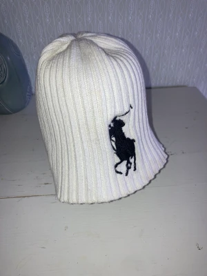 Polo Ralph Lauren mössa - En snygg vit Ralph Lauren mössa i mycket fint begagnat skick.