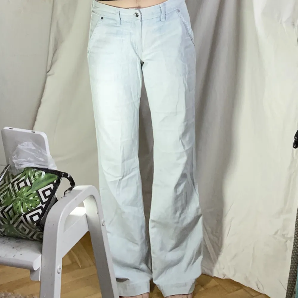 Smårandiga blå/vita lågmidjade jeans.   Skicka DM vid frågor. ☆．。･. Jeans & Byxor.