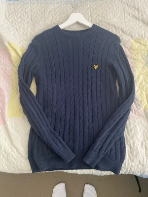 Lyle Scott tröja  - Marinblå lyle Scott tröja, använd i väldigt gott skick. Nypris 600, skick 9/10.