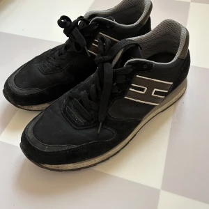 Hogan sneakers - Svart använda sneakers men i mkt br skick