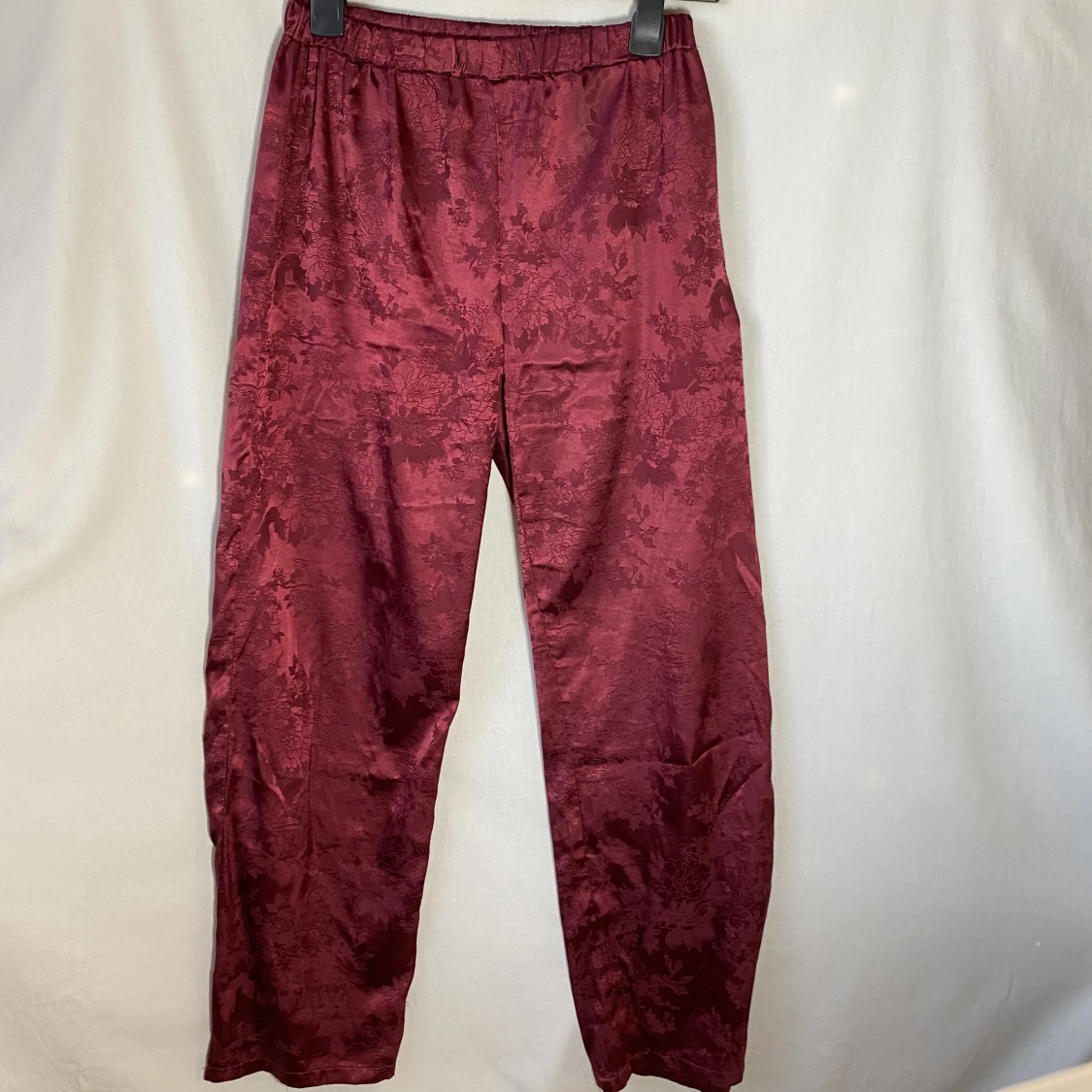 Glansiga röda byxor