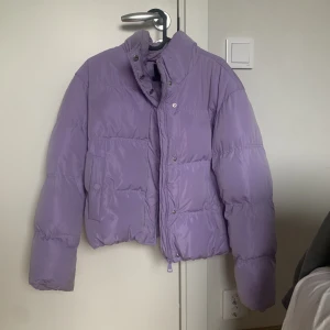 Lila dunjacka - Lila dunjacka från New Yorker i fint skick! 