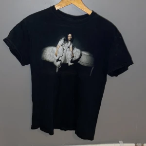 Billie eilish T-shirt  - T-shirt köpen från billie eilish hemsida för några år sedan, lite urtvättad men inte allt för. Minns inte vad nypris var men inte mindre än 300.