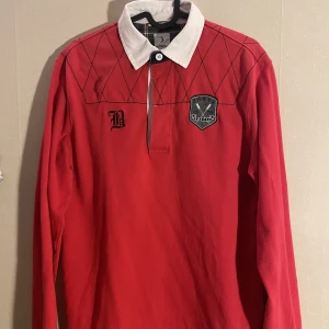 Tröja - Boomerang - Vintage boomerang rugby tröja. Finns inte stt köpa längre vilket gör det till ett väldigt unikt plagg. Brukar ha storlek M/L. 