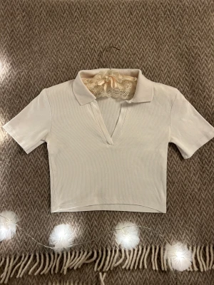 Croppad piké  - Fin, vit, croppad piké! Endast använd några få gånger så i nyskick. I strl S och normal i storleken. Köparen står för frakten men möter gärna upp i Uppsala!💕