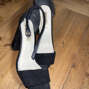 Svarta klackskor strl 39 - Fina svarta klackskor strl 39 från Nelly. ✨