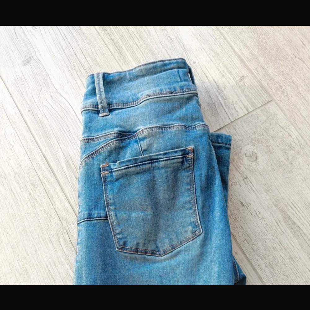 Supersnygga bootcut jeans! Säljer pga att de inte passar mig. Nyskick!. Jeans & Byxor.