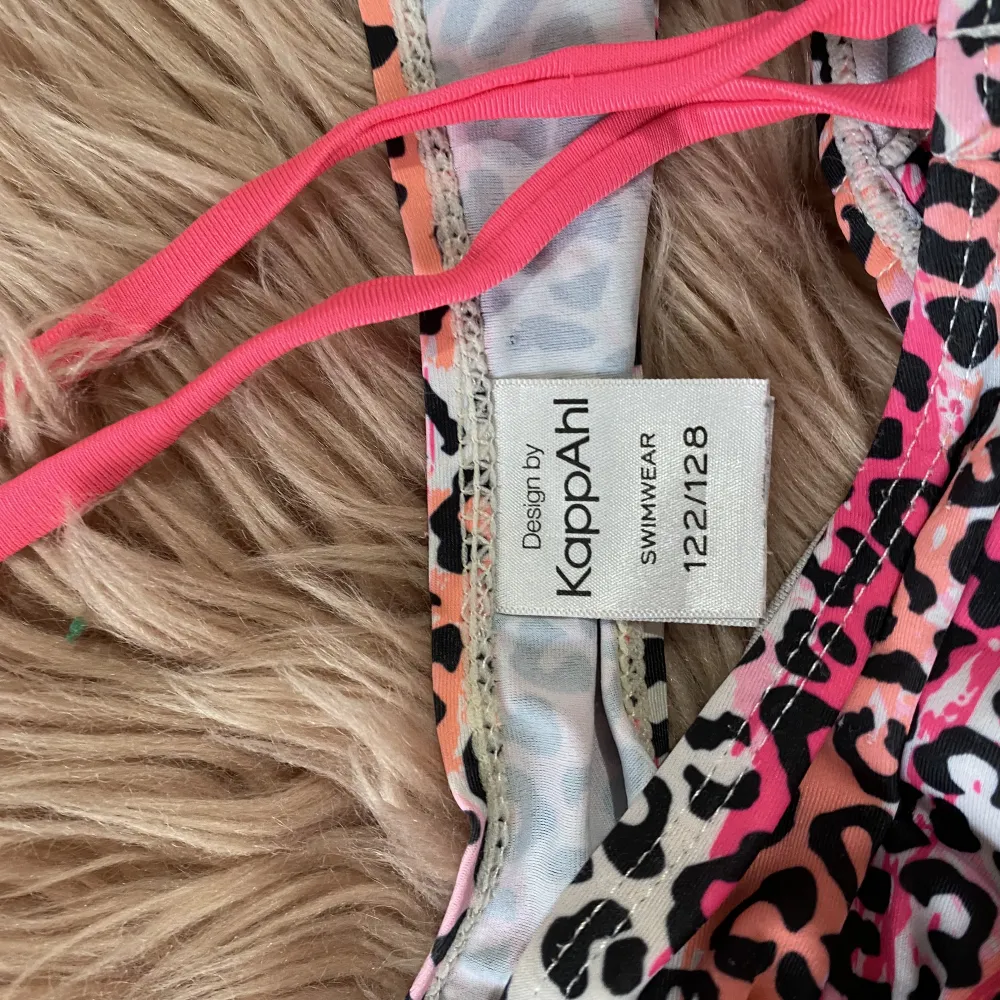 En rosa leopardliknande bikini i storlek 122/128. Urgullig!! I fint skick. Kika gärna på mina andra annonser, säljer mycket:) Samfraktar gärna. . Övrigt.