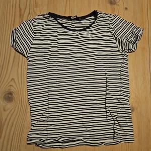 Linne - Stretchigt linne. Mjukt material. Vit med marinblå ränder