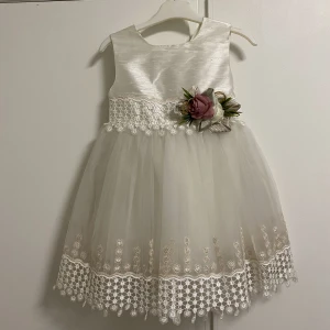 Klänning  - En helt nytt köpt fest klänning för 1-2 år. Är 1.kvalite 