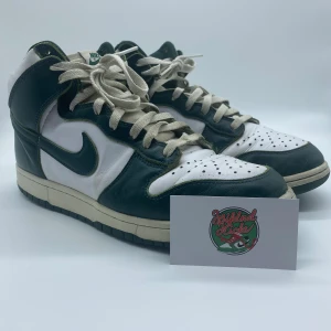 Dunk high spartan green -  riktigt feta dunks, Kvaliten är helt fantastisk jämfört med andra dunks. Skorna har inte blivit tvättade noggrant så det finns potential att få dem i bättre skick! Kom privat för fler bilder eller andra Fundering om skorna!