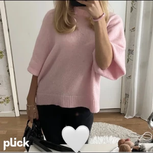 Rosa stickad tröja - En rosa stickad tröja från weekday. Bilden är lånad av hon jag köpte av, säljer för att den inte kommer till användning längre. Armarna är uppvikta på bilden men skriv gärna för fler bilder på! Pris går att diskuteras