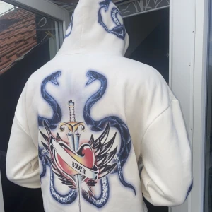 vira hoodie - beige hoodie från @viraexclusive på instagram, storlek L knappt andvänd