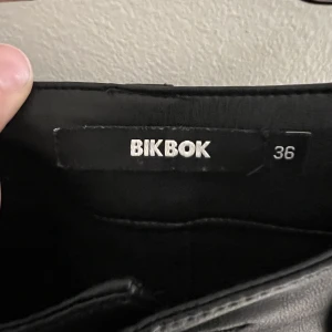 skinnbyxa  - skinnbyxor från bikbok. Strl 36. Bra och fint skick. välanvända med inget som syns☺️köpta för 600. 