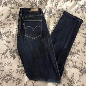 Säljer mina gamla Levi’s jeans eftersom den inte kommer till användning då de sitter lite för tight för mig🤗 skriv för frågor eller bilder!
