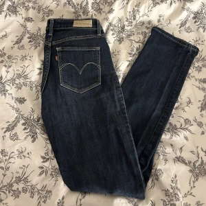 Levi’s jeans - Säljer mina gamla Levi’s jeans eftersom den inte kommer till användning då de sitter lite för tight för mig🤗 skriv för frågor eller bilder!