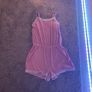 Nattlinne/pyjamas set - Nattlinne/pyjamas set har använt den 1 gång