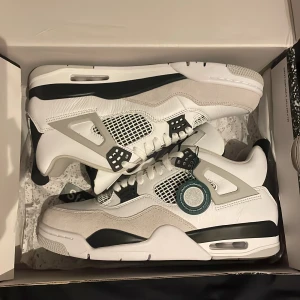 Nike Air Jordan 4 Military Black - Riktiga jordan 4, fick skorna i slutet av sommar men tänkte sälja dem eftersom dem är dyra, kvitto finns Skick : 10/10 bara provat, prefekt skick