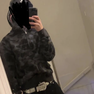 bape hoodie - säljer min killes bape hoodie eftersom att han inte använder den. Han har knappt använt den då den är för stor. Storlek S org.  pris 4600 säljes för 1500 men pris kan diskuteras vid snabb affär. Kan passa tjejer i rätt längd hoodien är äkta.