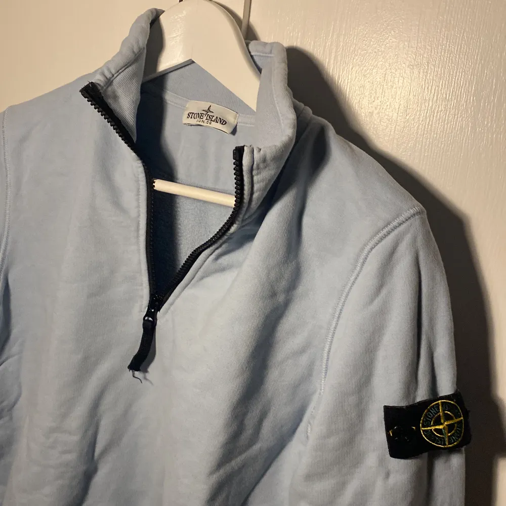 Säljer en superfin ljusblå Stone island junior tröja. Stl 12 / 156. Tröjan är sparsamt använd och i Finfint skick! . Tröjor & Koftor.