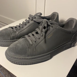 Gråa Arigatos - nyskick!!! - Säljer mina snygga gråa Arigatos i modellen Atlas sneaker. Använda 2 ggr och säljes då de ej passar mina fötter.  Stl 43. Kartong och dustbag medföljer.  Nypris 2650 kr.