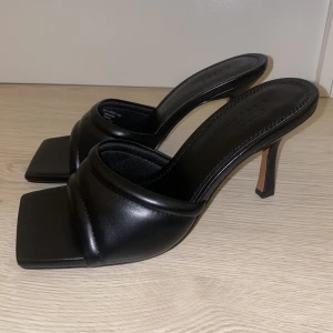 Svarta mules - Helt oanvända svarta mules med halvhög klack! Säljer på grund av att jag missade returtiden, nypris 349kr🫶🏻
