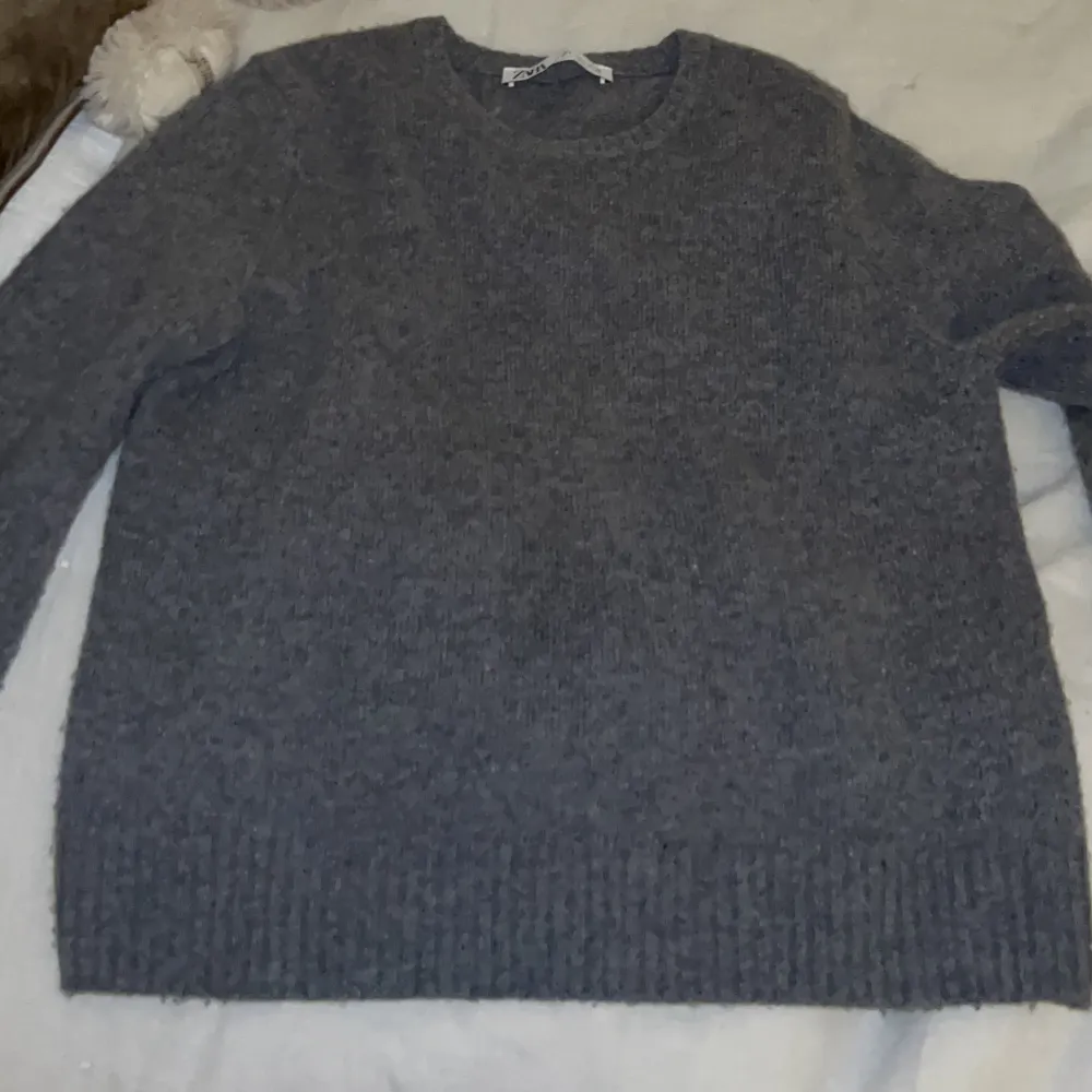 Säljer min super fina stickade tröja från Zara i storlek S💗 Köpt för 599 kr men säljer för 150 kr!. Tröjor & Koftor.