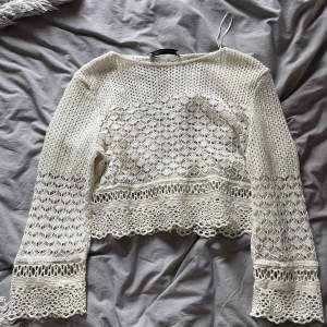 Säljer denna mönstrade tröjan från Zara då jag inte använder den. Skriv för fler bilder🤍 Den är i storlek L men sitter som en magtröja 