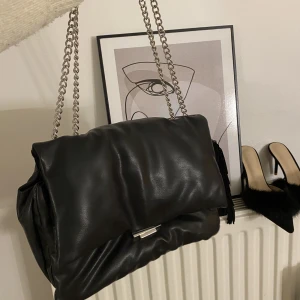 Svart väska  - Säljer denna då den inte kommer till användning. Köparen står för frakt. 🤍