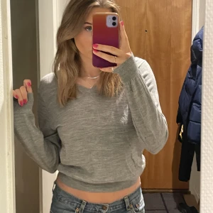 Grå långärmad  - Sitter så snyggt och bra basic att ha hemma! Är merinoull!
